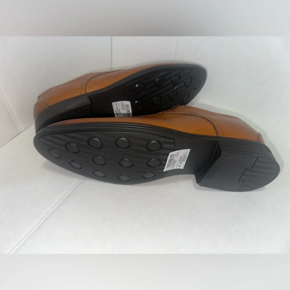 Clarks Men's Brown Leather Slip-Ons size 8 1/2W.      (#144)